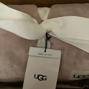 New UGG throw size:50”+70”